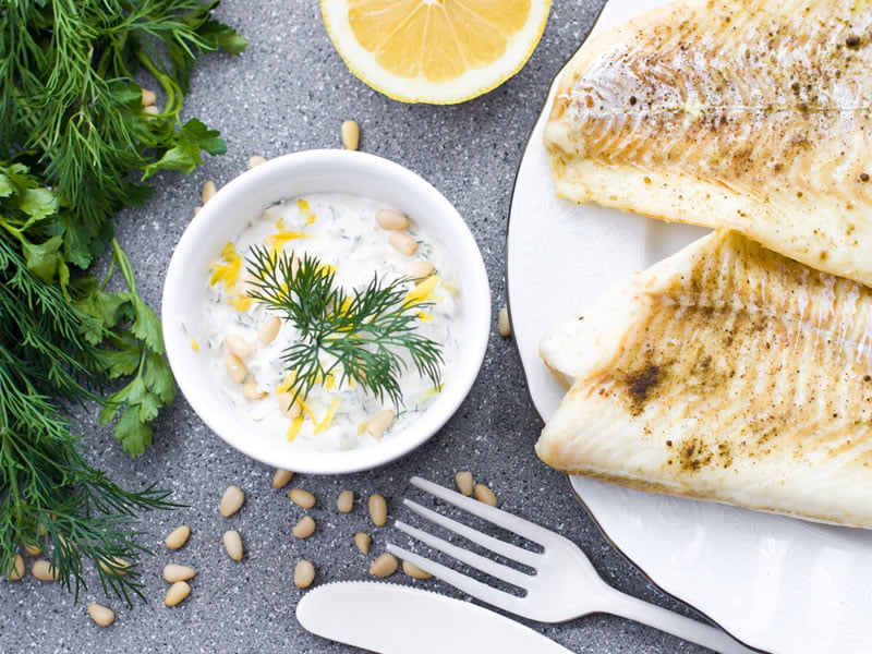 Losos s pesto umakom i jogurtom