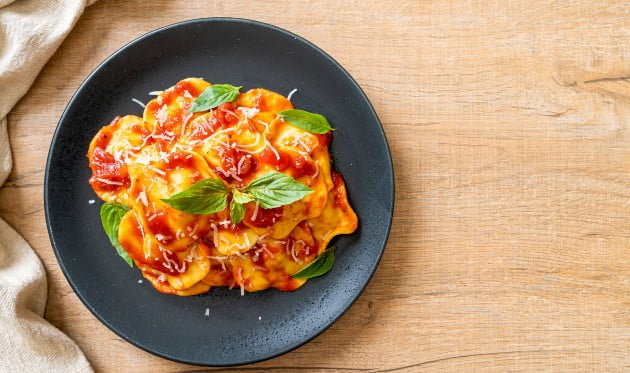 Tortellini sa sirom u kremastom crvenom umaku