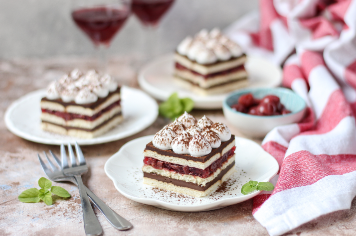 Schwarzwald lepeza – kolač bez pečenja s čokoladom i višnjama (recept)